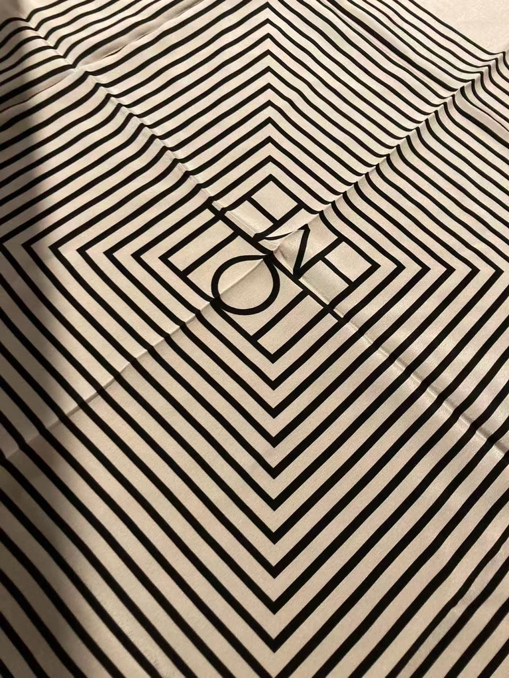 Toteme Luxury Black & White Geometric Tablecloth - Picture 7 of 9